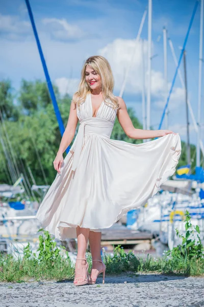 Belle Blonde Yacht Club Femme Soie Volante Robe Blanche Extérieur — Photo