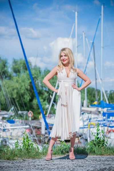 Schöne Blonde Dame Yachtclub Frau Fliegenden Seidenweißen Kleid Freien Entspannen — Stockfoto