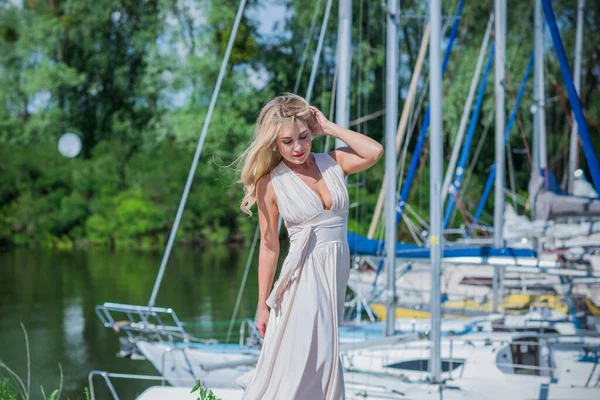 Miła Blondynka Klubie Jachtowym Kobieta Latającym Jedwabiu Białej Sukience Świeżym — Zdjęcie stockowe
