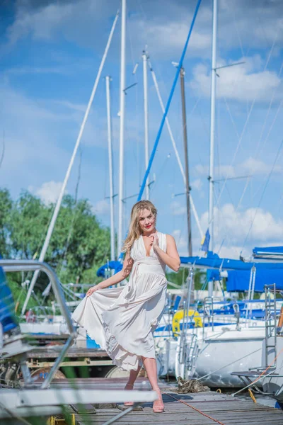 Trevlig Blondin Yachtklubben Kvinna Flygande Silke Vit Klänning Utomhus Koppla — Stockfoto