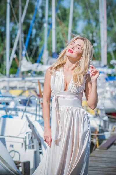 Schöne Blonde Dame Yachtclub Frau Fliegenden Seidenweißen Kleid Freien Entspannen — Stockfoto