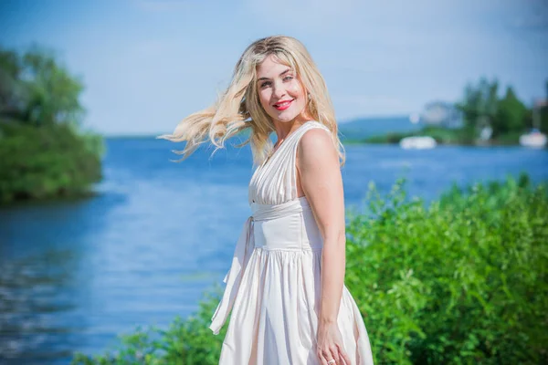 Elegante Mujer Pelo Rubio Midi Vestido Blanco Orilla Concepto Código —  Fotos de Stock