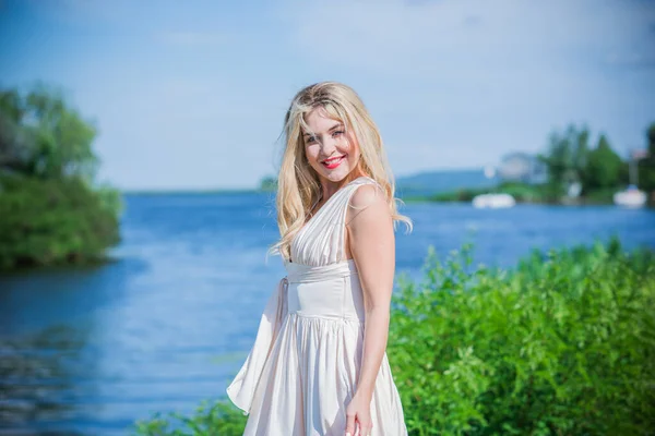 Elegancka Blondynka Białej Sukience Brzegu Koncepcja Białym Kodzie Modna Pani — Zdjęcie stockowe