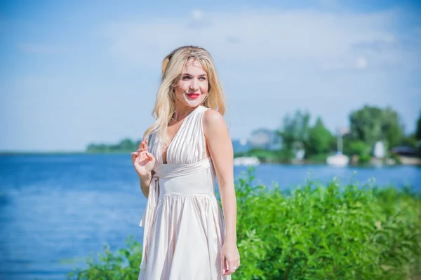 Elegante Donna Dai Capelli Biondi Abito Midi Bianco Riva Concetto — Foto Stock