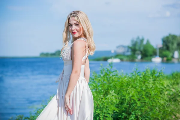 Elegante Donna Dai Capelli Biondi Abito Midi Bianco Riva Concetto — Foto Stock