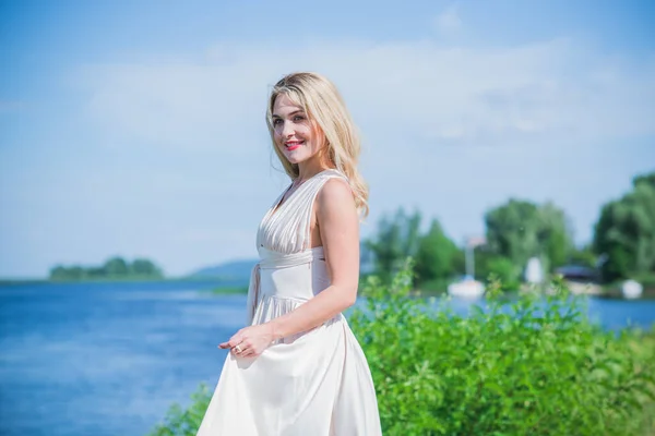 Elegantní Blond Vlasy Žena Bílých Midi Šaty Břehu Koncept Bílého — Stock fotografie