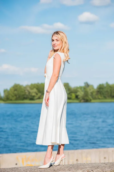 Elegante Blonde Haarvrouw Witte Midi Jurk Aan Wal Concept Witte — Stockfoto