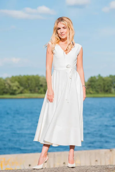 Elegante Mujer Pelo Rubio Midi Vestido Blanco Orilla Concepto Código — Foto de Stock