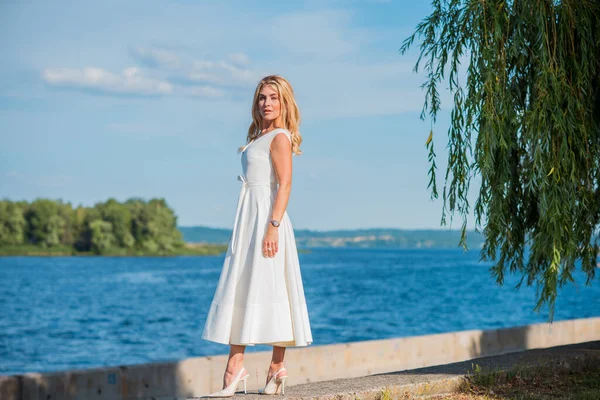 Elegante Frau Mit Blonden Haaren Weißen Midikleid Ufer Konzept White — Stockfoto