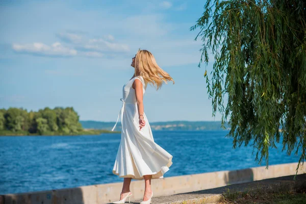Mulher Cabelo Loira Elegante Vestido Midi Branco Costa Conceito Código — Fotografia de Stock