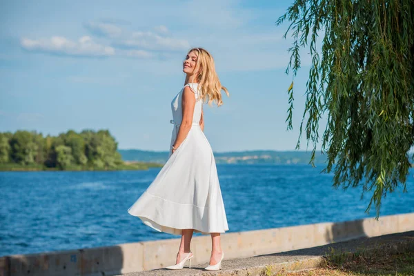 Mulher Cabelo Loira Elegante Vestido Midi Branco Costa Conceito Código — Fotografia de Stock