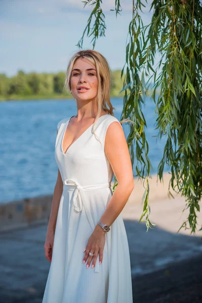 Elegante Mujer Pelo Rubio Midi Vestido Blanco Orilla Concepto Código —  Fotos de Stock