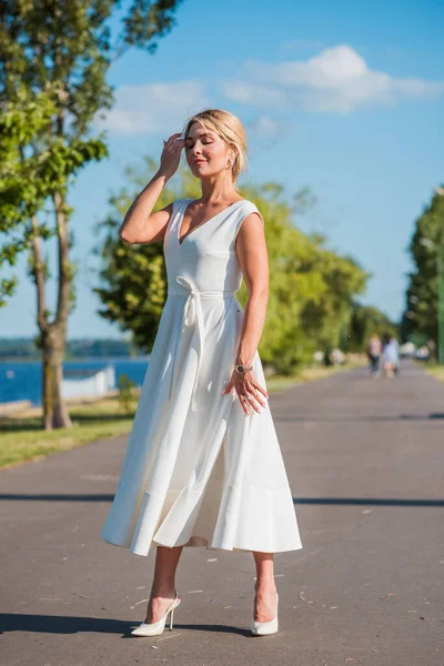Elegante Mujer Pelo Rubio Midi Vestido Blanco Orilla Concepto Código — Foto de Stock