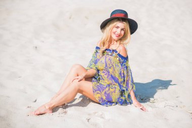 Rahat ol. Kadın doğada dinleniyor, çekici kız hayatın tadını çıkarıyor. Şık bir bayan, modern kıyafetler.