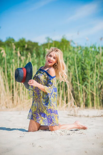 Concepto Relajante Mujer Descanso Naturaleza Chica Atractiva Disfrutar Vida Dama —  Fotos de Stock