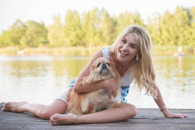 Evcil hayvan konsepti. Evcil hayvanı olan hoş bir kız, evlat edinme, hayatın tadını çıkar.