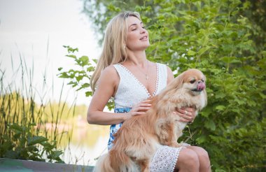 Evcil hayvan konsepti. Evcil hayvanı olan hoş bir kız, evlat edinme, hayatın tadını çıkar.