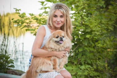 Evcil hayvan konsepti. Evcil hayvanı olan hoş bir kız, evlat edinme, hayatın tadını çıkar.