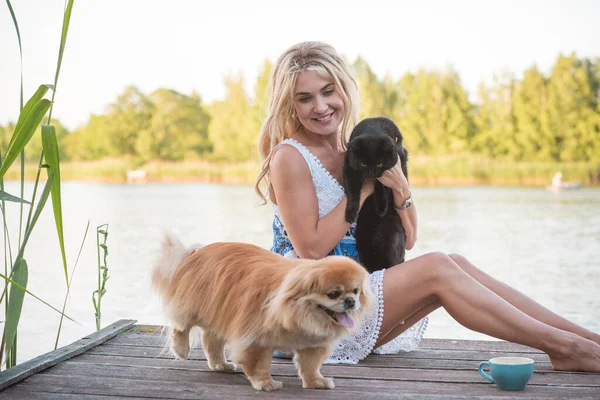 Conceito Animais Menina Agradável Com Adorável Animal Estimação Adoção Desfrutar — Fotografia de Stock