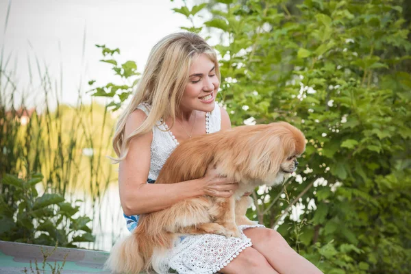 Koncepcja Zwierząt Domowych Miła Dziewczyna Pięknym Zwierzakiem Adopcja Cieszyć Się — Zdjęcie stockowe
