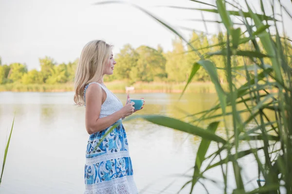 湖の上に素敵なブロンドの女性は 静かで 残りの概念 自然景観 — ストック写真