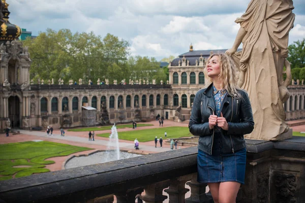 Conceito Turismo Mulher Bonita Olhar Para Vista Das Ruas Cidade — Fotografia de Stock