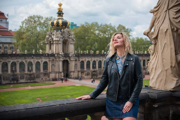 Concepto Turístico Hermosa Mujer Mira Vista Las Calles Ciudad Centro — Foto de Stock