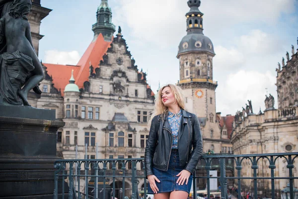 Concepto Turístico Hermosa Mujer Mira Vista Las Calles Ciudad Centro — Foto de Stock