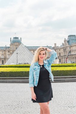 Paris tatili, klasik moda tarzı. Fransa 'daki kadın. Şehirde zarif, modern bir bayan.