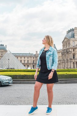 Paris tatili, klasik moda tarzı. Fransa 'daki kadın. Şehirde zarif, modern bir bayan.