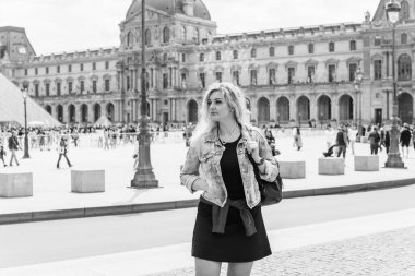 Paris tatili, klasik moda tarzı. Fransa 'daki kadın. Şehirde zarif, modern bir bayan.