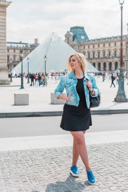 Paris tatili, klasik moda tarzı. Fransa 'daki kadın. Şehirde zarif, modern bir bayan.