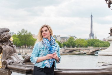 Paris tatili, klasik moda tarzı. Fransa 'daki kadın. Şehirde zarif, modern bir bayan.