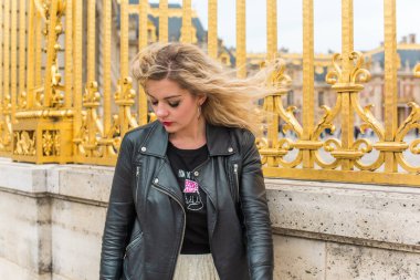 Paris tatili, klasik moda tarzı. Fransa 'daki kadın. Şehirde zarif, modern bir bayan.