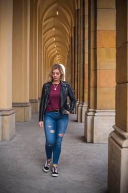 Avrupa 'da turizm, tatil konsepti. Güzel bir kadın şehrin merkezindeki caddelerin manzarasına bakar. Trip zamanı