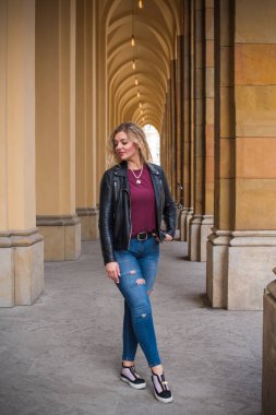 Avrupa 'da turizm, tatil konsepti. Güzel bir kadın şehrin merkezindeki caddelerin manzarasına bakar. Trip zamanı