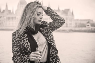 Avrupa 'da turizm, tatil konsepti. Güzel bir kadın şehrin merkezindeki caddelerin manzarasına bakar. Trip zamanı