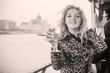 Avrupa 'da turizm, tatil konsepti. Güzel bir kadın şehrin merkezindeki caddelerin manzarasına bakar. Trip zamanı