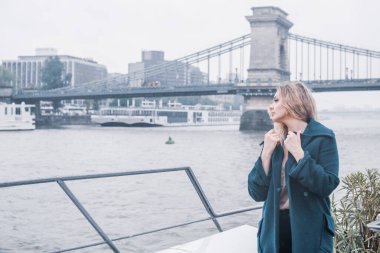 Avrupa 'da turizm, tatil konsepti. Güzel bir kadın şehrin merkezindeki caddelerin manzarasına bakar. Trip zamanı
