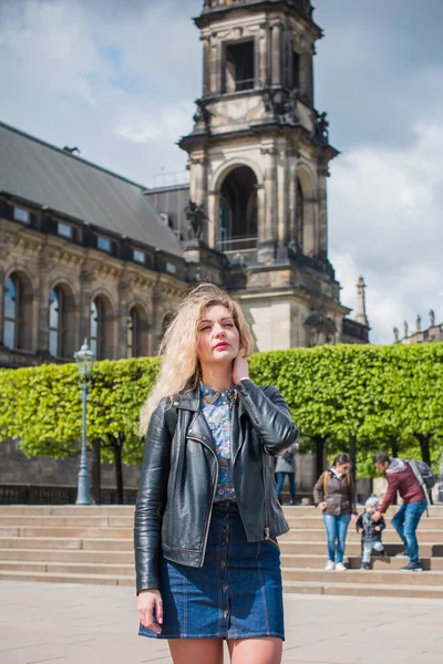아름다운 여인은 도시의 중심인 도시의 거리를 바라본다 독일에서의 — 스톡 사진