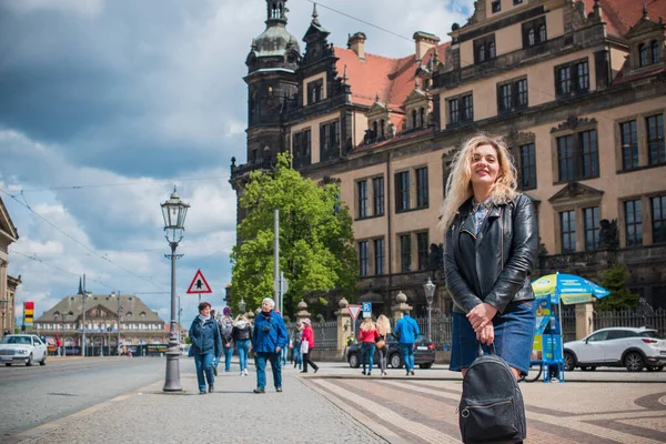 Conceito Turismo Mulher Bonita Olha Para Vista Das Ruas Cidade — Fotografia de Stock