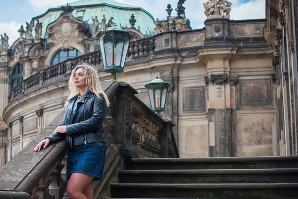 観光コンセプト 美しい女性は街の中心部の街の景色を見てください 休暇ドイツ — ストック写真