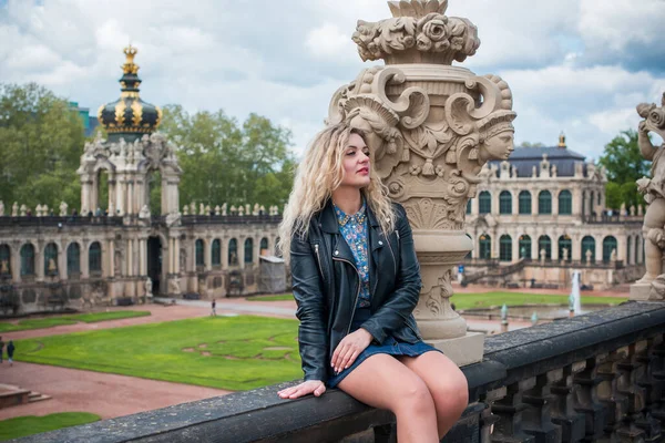 Tourismuskonzept Schöne Frau Blick Auf Die Straßen Der Stadt Zentrum — Stockfoto