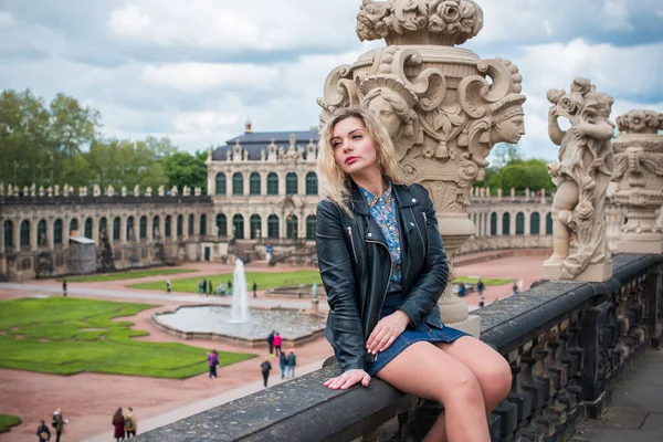 Tourismuskonzept Schöne Frau Blick Auf Die Straßen Der Stadt Zentrum — Stockfoto