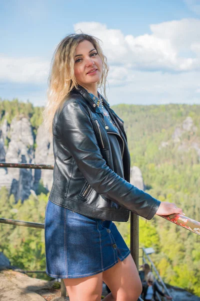 Concepto Turístico Hermosa Mujer Sajonia Vacaciones Alemania —  Fotos de Stock