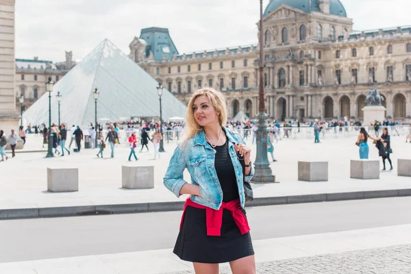 パリの休暇 ヴィンテージファッションスタイル フランスの女性 都市のスタイリッシュな美しい現代女性 — ストック写真