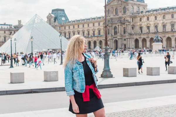 パリの休暇 ヴィンテージファッションスタイル フランスの女性 都市のスタイリッシュな美しい現代女性 — ストック写真