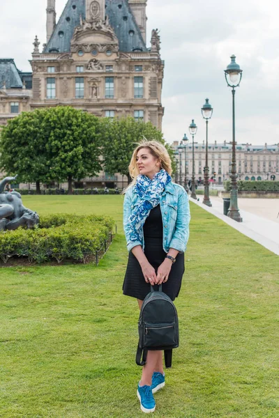 Férias Paris Estilo Moda Vintage Mulher França Senhora Moderna Bonita — Fotografia de Stock