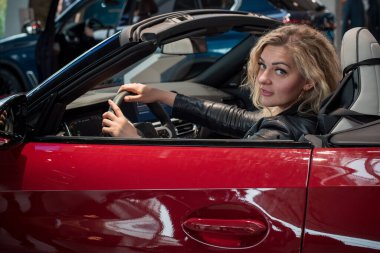 Arabası, lüks tarzı, konsept hanımı ve otomobili olan muhteşem bir kadın.