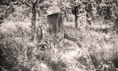 Çekici ve cüsseli genç bayan doğada dinleniyor. Şık giyinmiş genç bir kadının portresi.